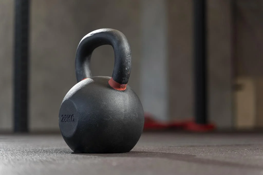 10 Exercícios com kettlebell para treinar em casa! - Oxer Brasil