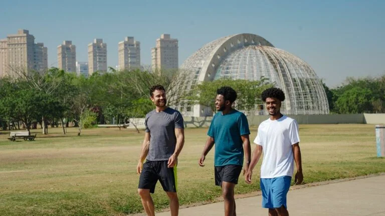 Foto de três pessoas caminhando. Como caminhar corretamente.