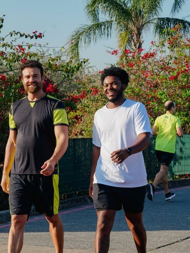 foto de duas pessoas praticando caminhada