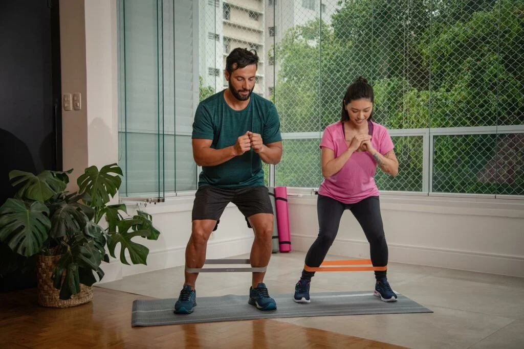 10 Exercícios com kettlebell para treinar em casa! - Oxer Brasil